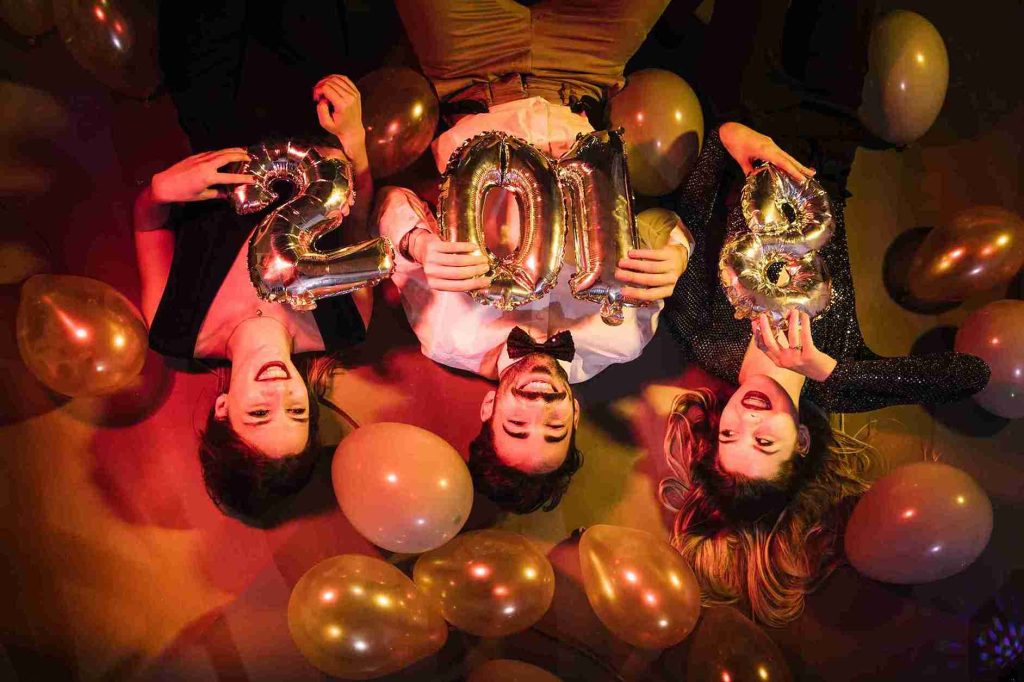 Un chico y dos chicas con globos