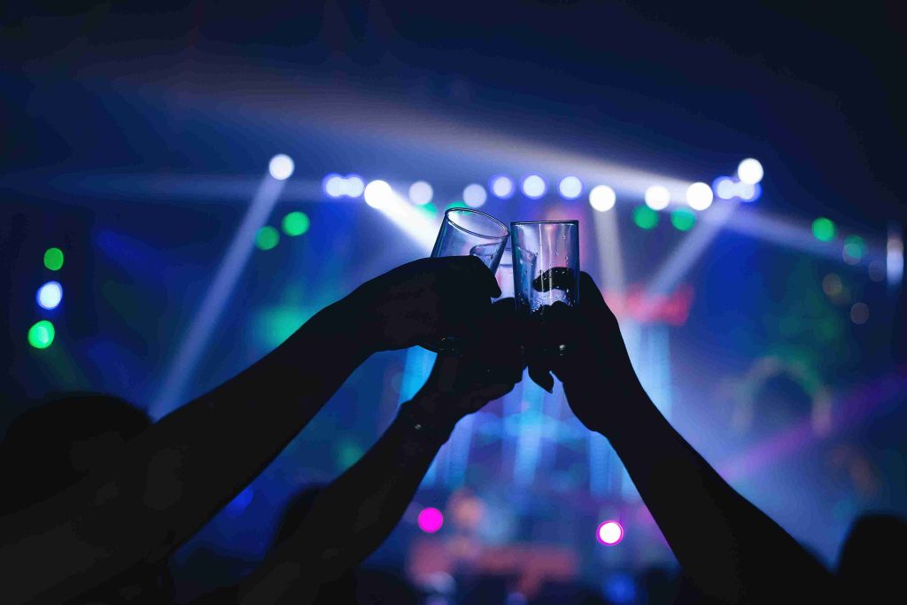 Brindis de 3 vasos en un pub con luces de discoteca